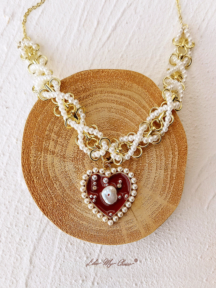 Collar de corazón rojo esmaltado con perlas trenzadas
