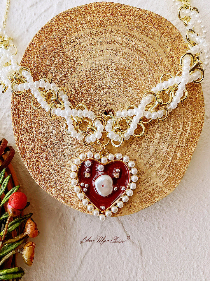 Collar de corazón rojo esmaltado con perlas trenzadas