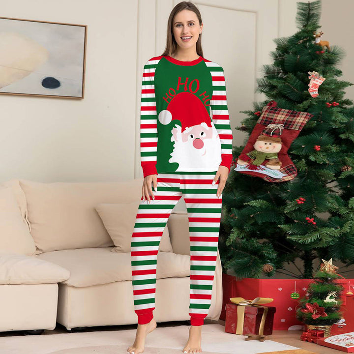 Julefamilie matchende pyjamassett med grønne og røde striper