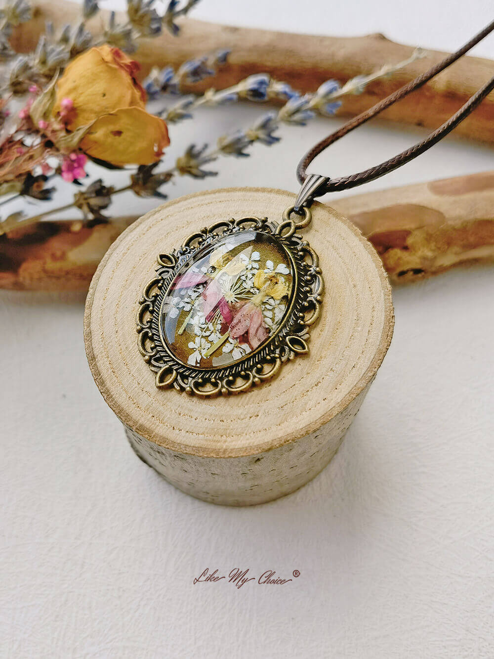 Collar vintage redondo con flor de orquídea y danza de Géminis