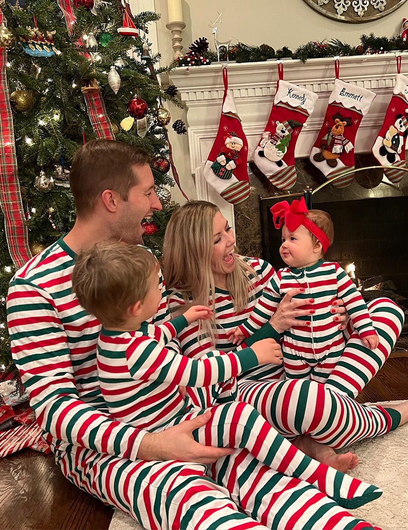 Grön röd och vit randig familjematchande pyjamasset