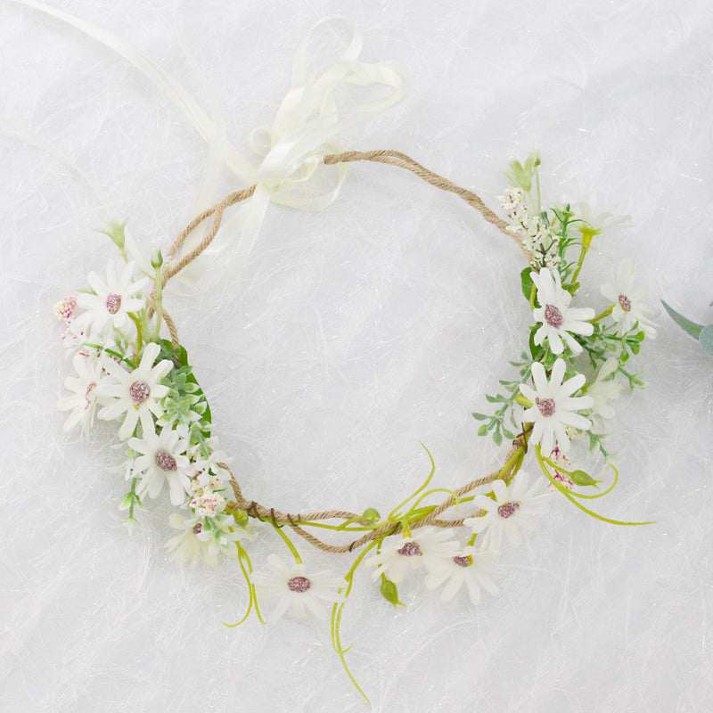 Corona de flores de margarita blanca