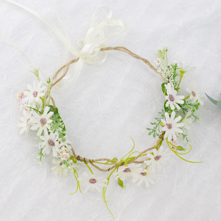 Corona de flores de margarita blanca