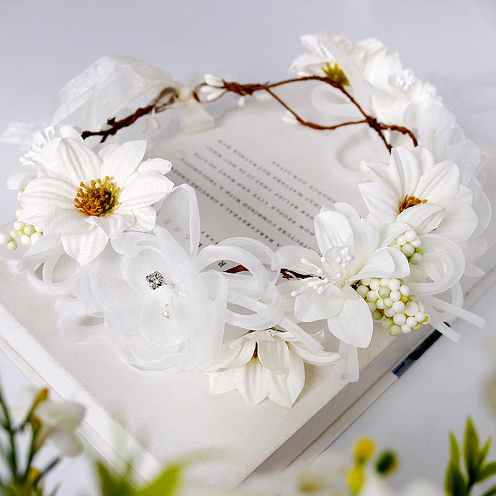 Κορώνα λουλουδιών λευκής δαντέλας