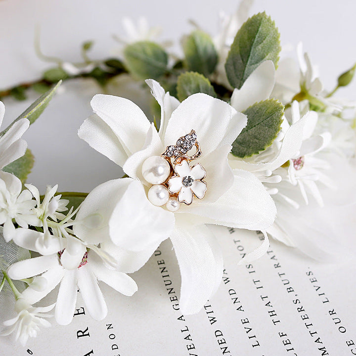 Couronne de fleurs en strass et perles blanches