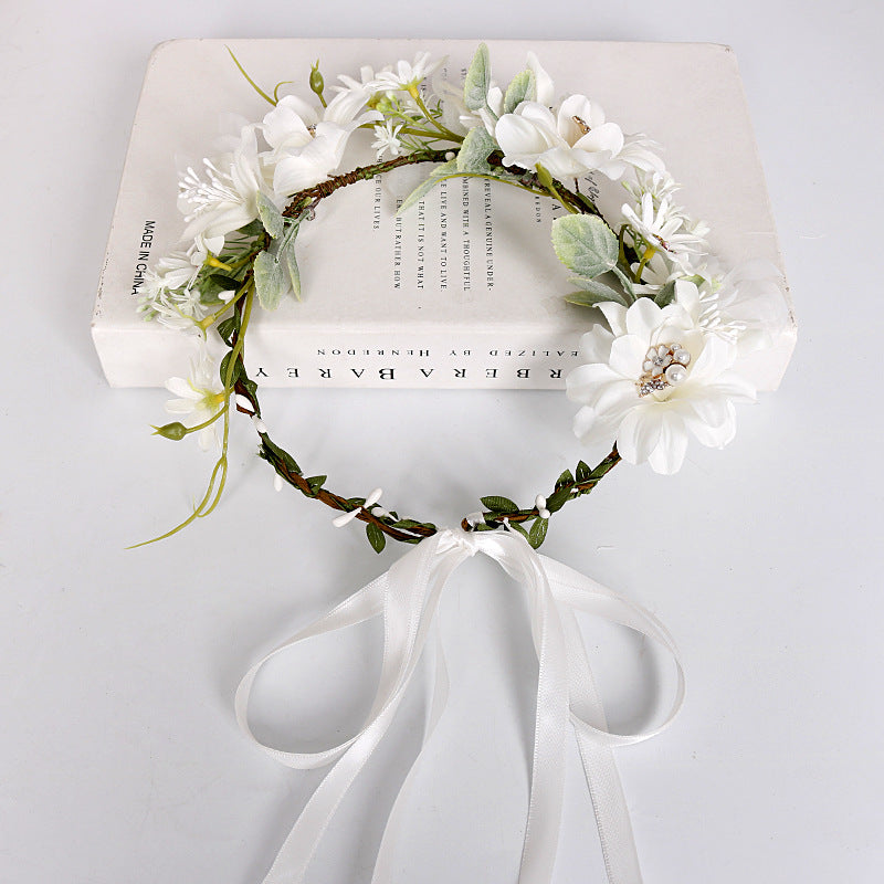 Blumenkrone mit weißen Perlen und Strasssteinen