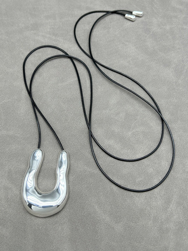 Collar de metal con forma de herradura de Niche Design