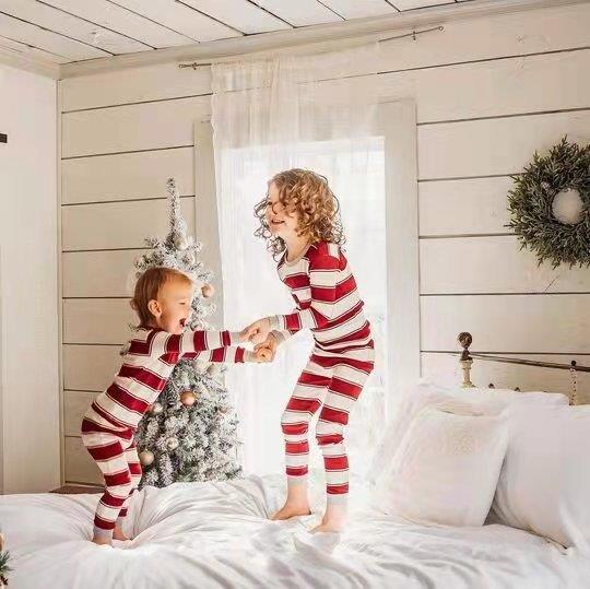 ชุดนอนเข้าชุดกันคอกลมลายทางสีแดงและสีขาว