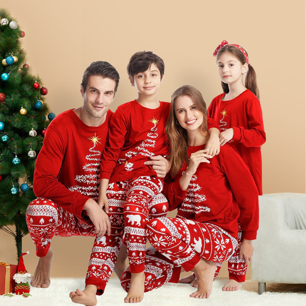 Rødt juletretrykk Familiematchende pyjamassett
