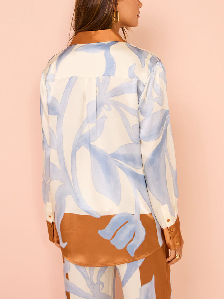 Exquisita camisa holgada floral con efecto tie-dye en contraste