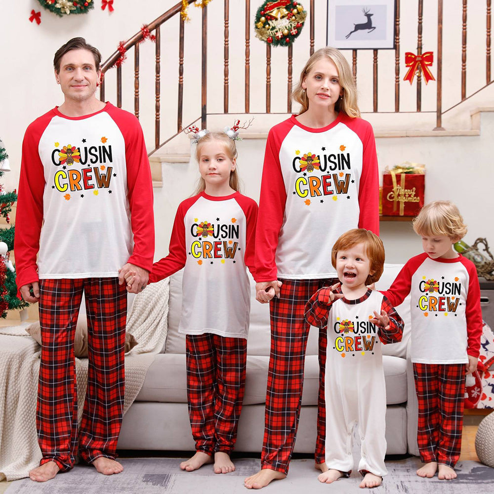 Ensemble de pyjama familial assorti à carreaux rouges et noirs avec bois de Noël et lettre