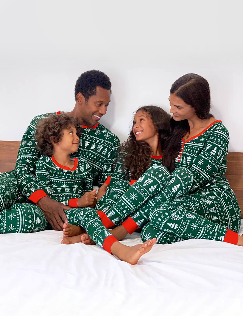 ชุดนอนเข้าชุดกันสำหรับครอบครัวลายต้นคริสต์มาสสีเขียว