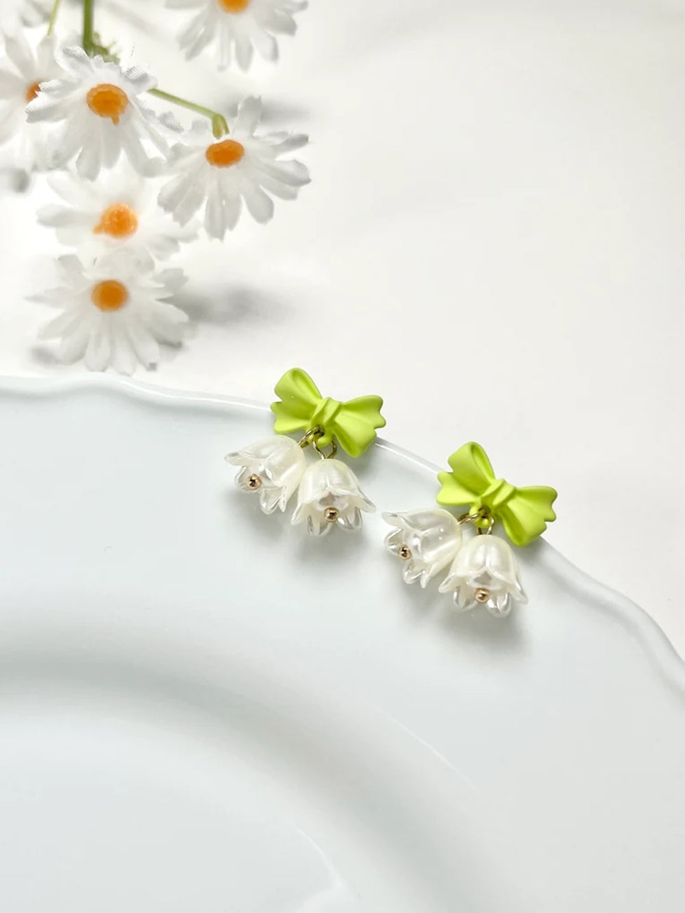 Schattige oorbellen met kwastjes - Tulpen strik witte sprookjesbloemen