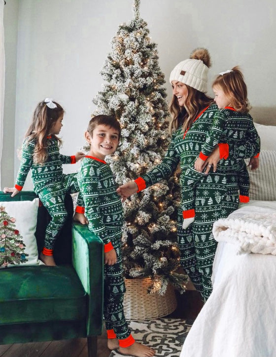 ชุดนอนเข้าชุดกันสำหรับครอบครัวลายต้นคริสต์มาสสีเขียว